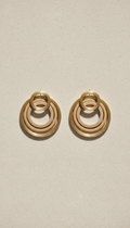 Aros geométricos apilados en oro